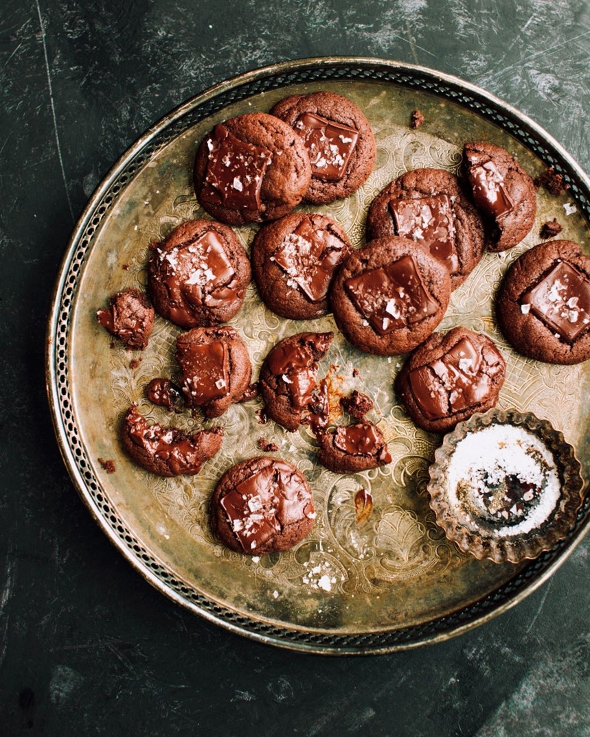 5 Best Gifts to Send with Anniversary Flowers - cookies