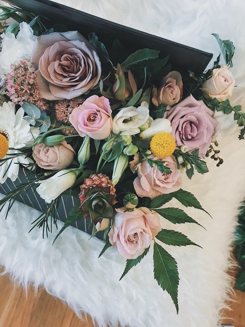 5 Best Gifts to Send with Anniversary Flowers - bouquet of flowers